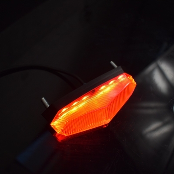 LED hátsó lámpa elektromos járművekhez, 12V–80V, 5W, fékezésnél villogó fény
