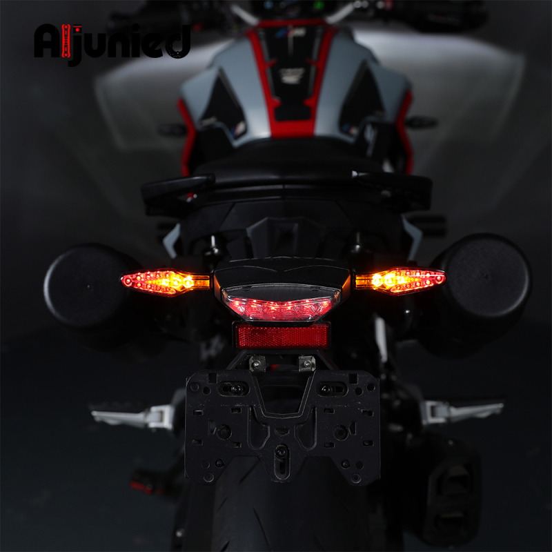 LED pokazivač smjera za BMW S1000RR / R1250GS – model M21, 12V, BS/PC; Snaga: pokazivač 1W, vozačko svjetlo 0.24W, kočnica 1.68W; primjeni modeli: F900GS, R1300GS, S1000RR, S1000XR, R1250GS ADV