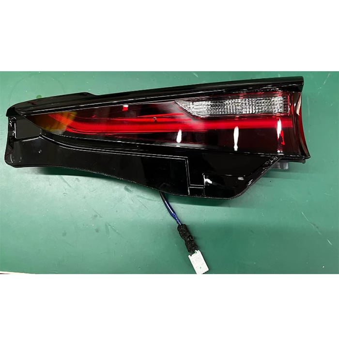 Mazda CX-30 unutarnje stražnje svjetlo, američka verzija, visoka konfiguracija, 2020–2025, uz svjetlo za vožnju unatrag i indikator širine, model Dfr7-513g0/513fo