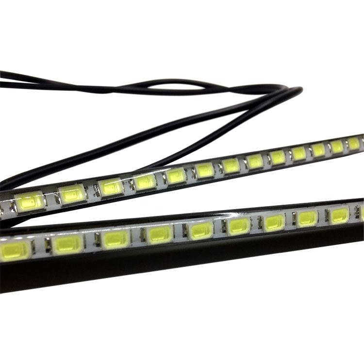 Denné svetlo na auto 7030, IP68, hliníkové telo, 12V, 3.84W