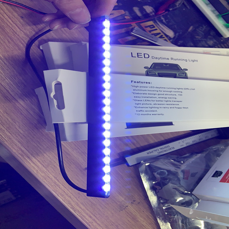 Denné svetlo na auto 7030, IP68, hliníkové telo, 12V, 3.84W