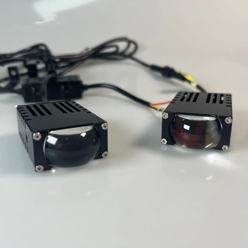 Dvobojni LED reflektor za sredinu prednje rešetke automobila