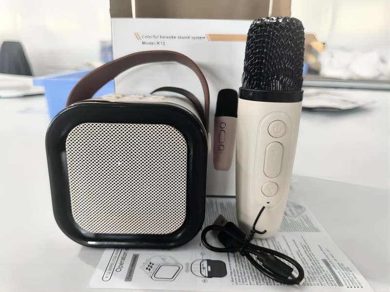 Mini Bluetooth karaoke zvučnik s ugrađenim mikrofonom, Bluetooth 2.1, frekvencijski raspon 100 Hz–20 kHz, SNR ≥70 dB, domet 10 m, ugrađena baterija 300–500 mAh