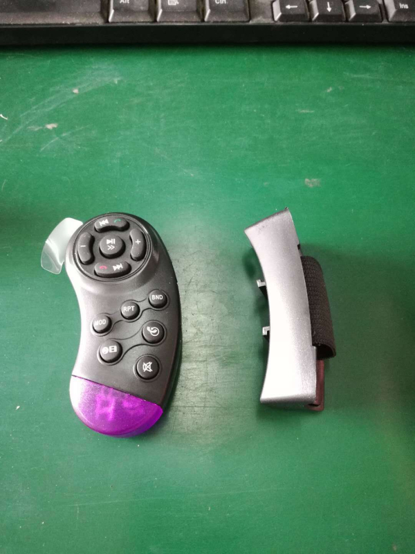 Automobilski LCD zaslon, model 7010 s kvadratnim upravljačem, materijal: plast/elektronika, težina 0.1