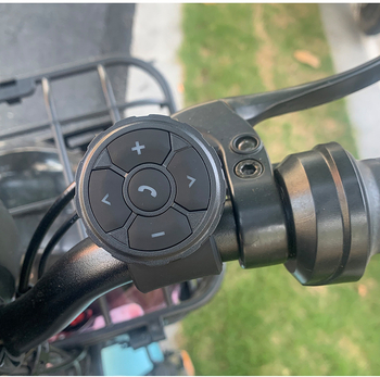 Auto Bluetooth adaptér s cyklistickým asistentom – Hands-Free ovládač pre elektrické vozidlá a bicykle, model QXS-001, 12–24V, USB, FM, 24 h prehrávanie