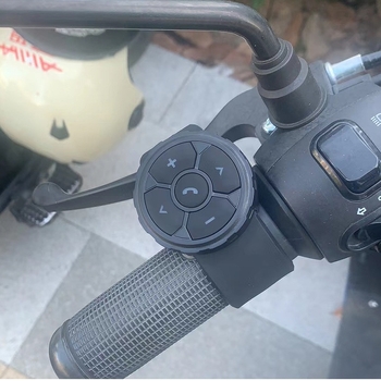 Auto Bluetooth adaptér s cyklistickým asistentom – Hands-Free ovládač pre elektrické vozidlá a bicykle, model QXS-001, 12–24V, USB, FM, 24 h prehrávanie