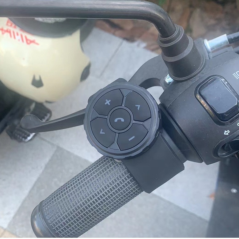 Auto Bluetooth adaptér s cyklistickým asistentom – Hands-Free ovládač pre elektrické vozidlá a bicykle, model QXS-001, 12–24V, USB, FM, 24 h prehrávanie