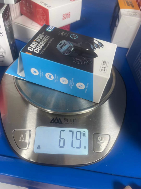 Automobilski Bluetooth MP3 player u stilu zapaljive cigarete, hands-free, model C32, 12–24V, PD Type-C USB, FM tuner, trajanje reprodukcije 2222