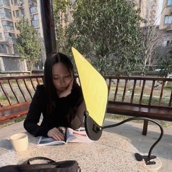 Autó napszemvédő PVC anyagból; szívókorongos rögzítés; általános kompatibilitás; tűzálló, jó; egyszínű modell