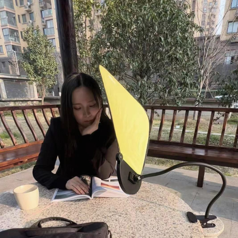 Autó napszemvédő PVC anyagból; szívókorongos rögzítés; általános kompatibilitás; tűzálló, jó; egyszínű modell