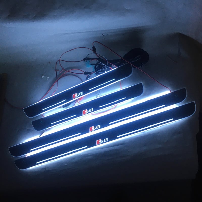 4 gab. bezvadu infrred indukcijas komplekts Audi A6 RS6 ar LED durvju sliekšņiem un sagaidīšanas pedāļiem