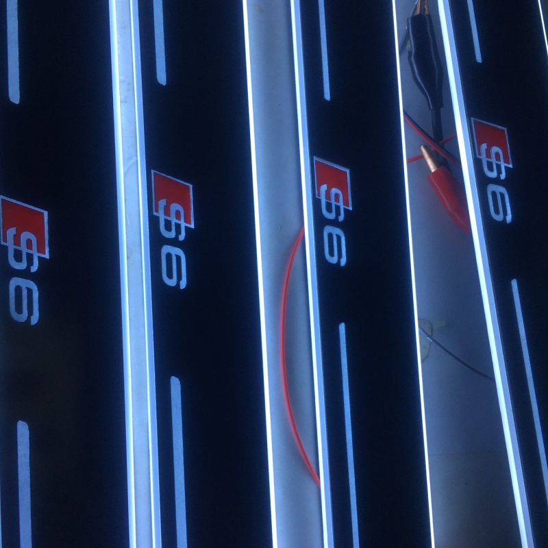 4 gab. bezvadu infrred indukcijas komplekts Audi A6 RS6 ar LED durvju sliekšņiem un sagaidīšanas pedāļiem