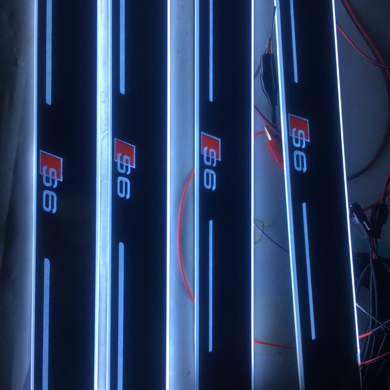 4 gab. bezvadu infrred indukcijas komplekts Audi A6 RS6 ar LED durvju sliekšņiem un sagaidīšanas pedāļiem