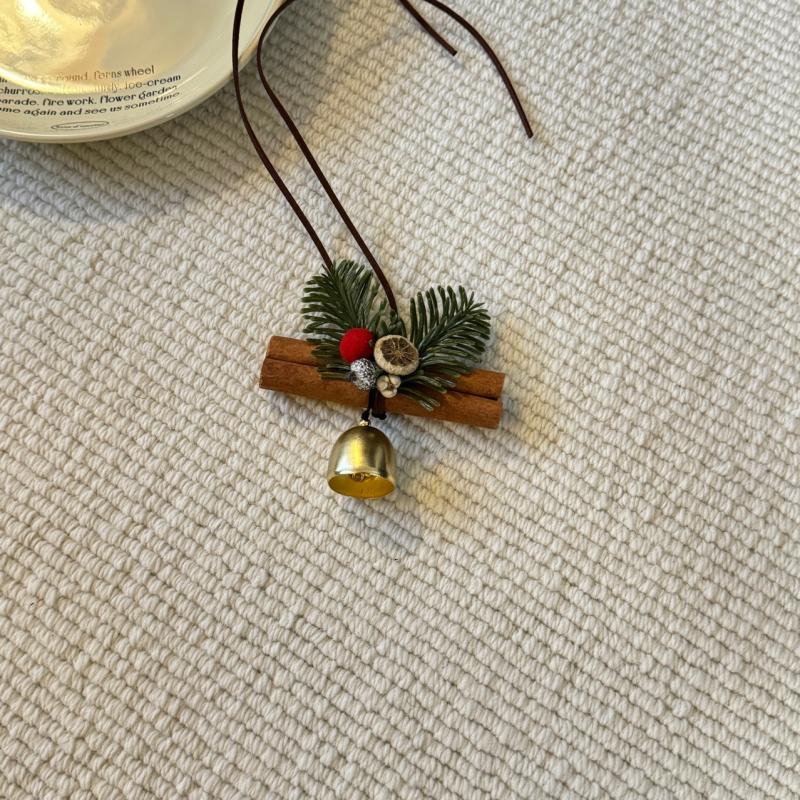 Karácsonyi autófüggő dísz fahéjjal és konzervált virággal, modern belső dekoráció, Hua mo márka, anyag 20213