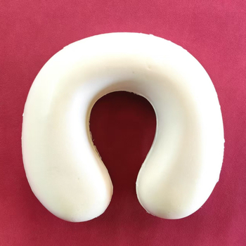 У-образна възглавница с латекс пълнеж, ядро от полиестер-памучна тъкан, универсално приложение.