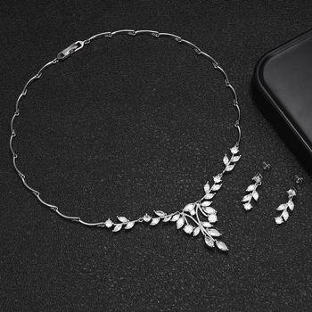 Bakreni set nakita s motivom lista — naušnice, ogrlica i narukvica; elektroplatiranje; mješavina kamenja u montaži