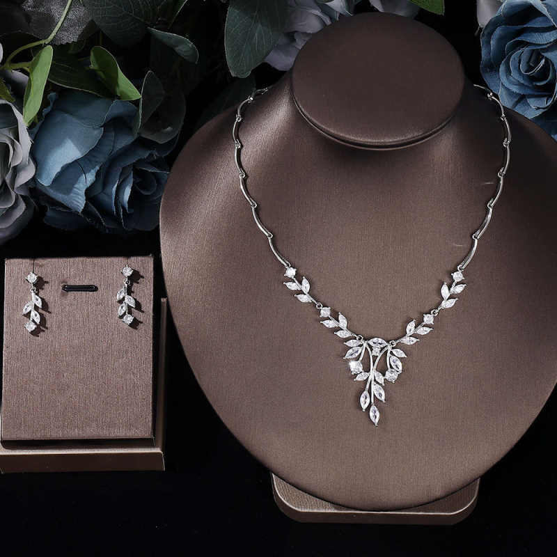 Bakreni set nakita s motivom lista — naušnice, ogrlica i narukvica; elektroplatiranje; mješavina kamenja u montaži