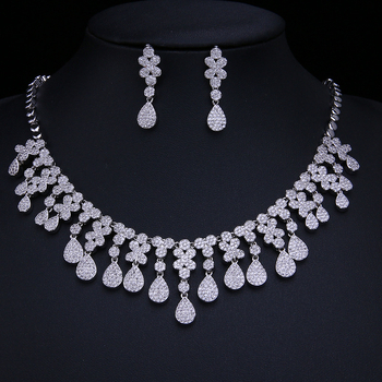 Set nakita od dva dijela: naušnice i ogrlica sa cirkonima u obliku kapljice vode, metalna osnova s elektroplatiranjem, cvjetni uzorak, ugrađene miješane drage kamene, ženski stil