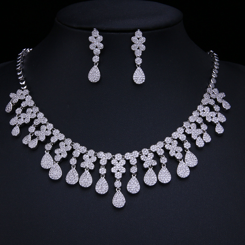 Set nakita od dva dijela: naušnice i ogrlica sa cirkonima u obliku kapljice vode, metalna osnova s elektroplatiranjem, cvjetni uzorak, ugrađene miješane drage kamene, ženski stil