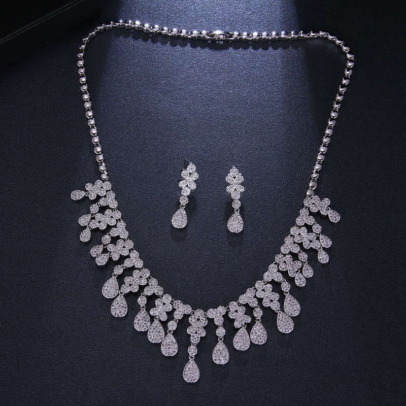 Set nakita od dva dijela: naušnice i ogrlica sa cirkonima u obliku kapljice vode, metalna osnova s elektroplatiranjem, cvjetni uzorak, ugrađene miješane drage kamene, ženski stil