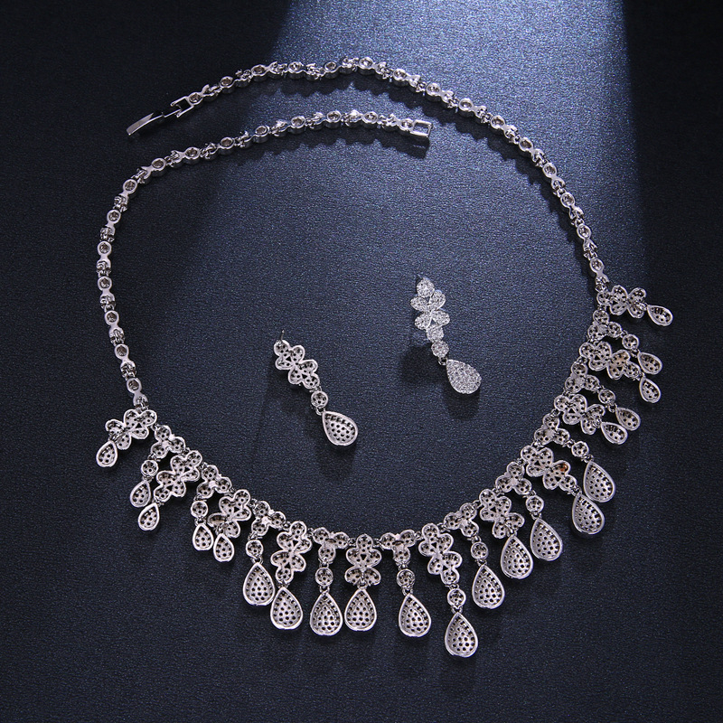 Set nakita od dva dijela: naušnice i ogrlica sa cirkonima u obliku kapljice vode, metalna osnova s elektroplatiranjem, cvjetni uzorak, ugrađene miješane drage kamene, ženski stil
