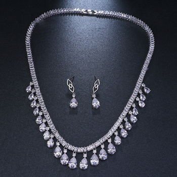 Metalni set nakita (naušnice + ogrlica) s miješanim kamenjem, biljni cvjetni uzorak, stil književno-retro