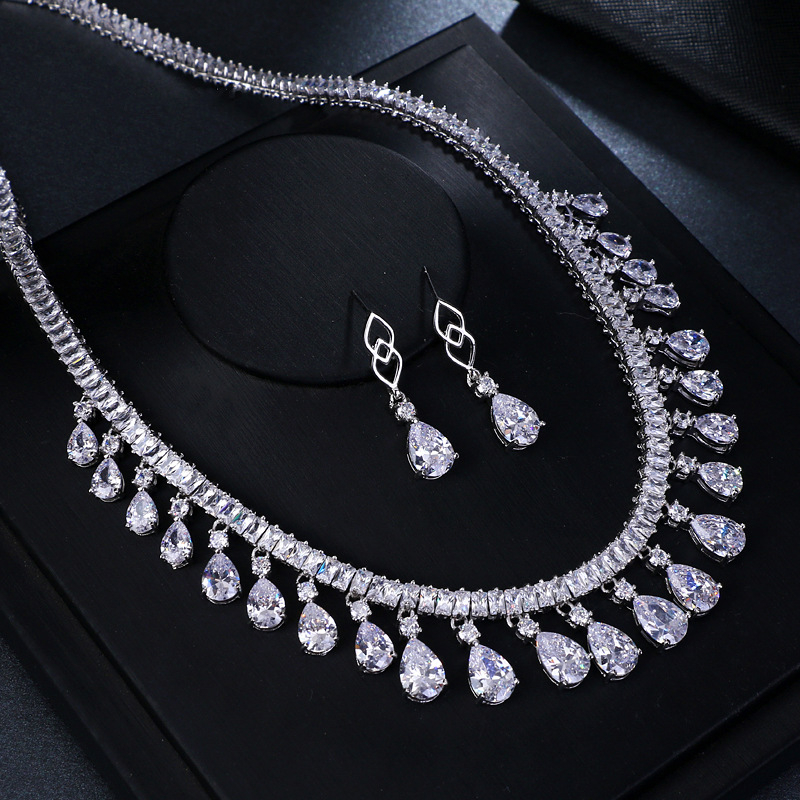 Metalni set nakita (naušnice + ogrlica) s miješanim kamenjem, biljni cvjetni uzorak, stil književno-retro