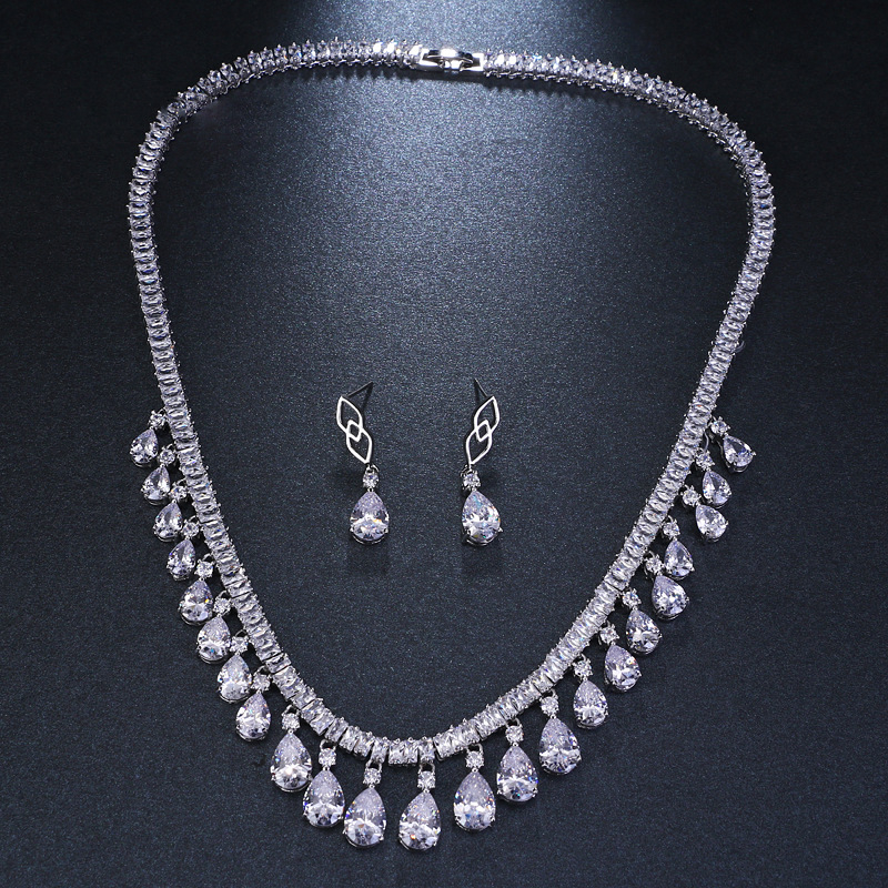 Metalni set nakita (naušnice + ogrlica) s miješanim kamenjem, biljni cvjetni uzorak, stil književno-retro