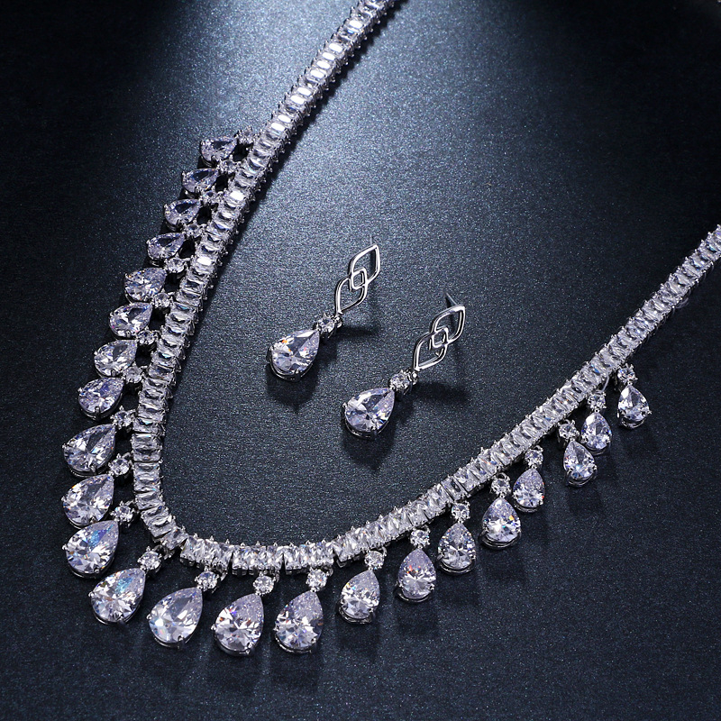 Metalni set nakita (naušnice + ogrlica) s miješanim kamenjem, biljni cvjetni uzorak, stil književno-retro