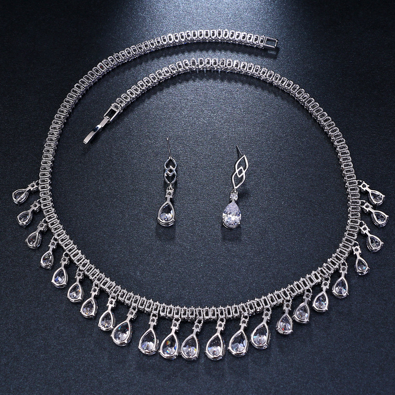 Metalni set nakita (naušnice + ogrlica) s miješanim kamenjem, biljni cvjetni uzorak, stil književno-retro