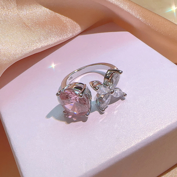 Komplet nakita u euro-američkom stilu: naušnice i narukvica, privjesak od umjetnog kristala, lanac s križem, motiv insekta