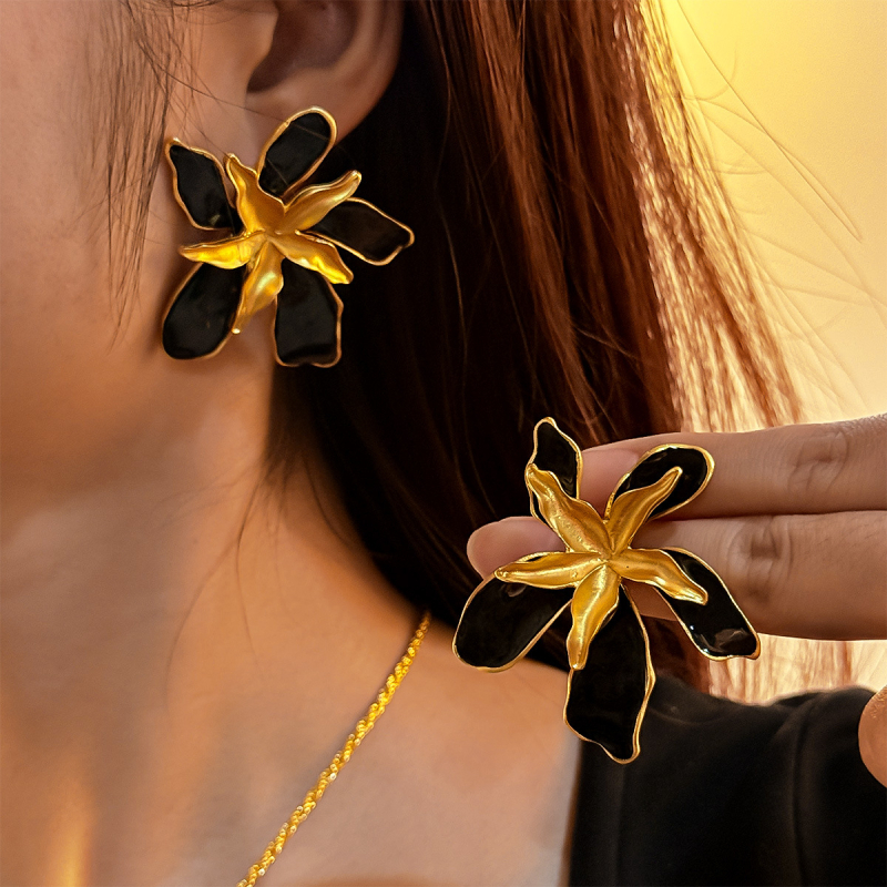 Set nakita: ogrlica i naušnice s 3D laticama u Hepburn stilu; materijal: staklo/lapis lazuli; obradba: elektroplating; paket: naušnice + ogrlica; materijal privjeska: legura