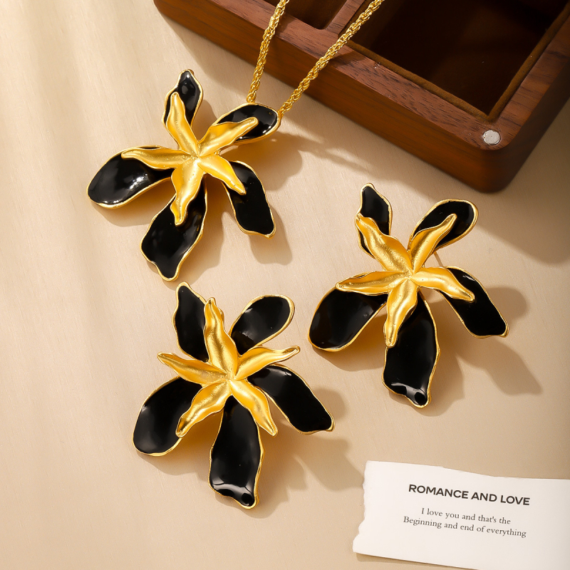 Set nakita: ogrlica i naušnice s 3D laticama u Hepburn stilu; materijal: staklo/lapis lazuli; obradba: elektroplating; paket: naušnice + ogrlica; materijal privjeska: legura