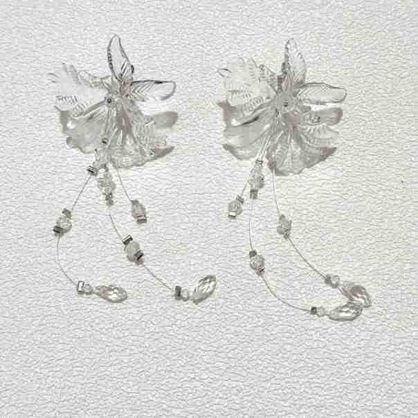 Vjenčani cvjetni set nakita – ručna izrada, miješani materijali, ogrlica i naušnice, uzorak biljaka i cvijeća, obični lanac, svježi i slatki stil