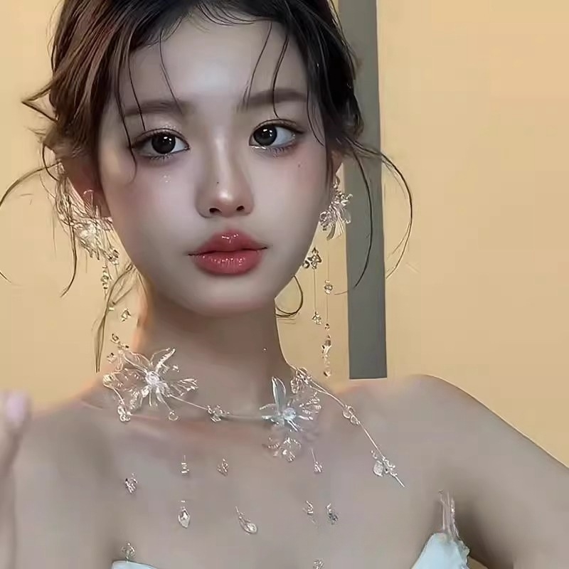 Vjenčani cvjetni set nakita – ručna izrada, miješani materijali, ogrlica i naušnice, uzorak biljaka i cvijeća, obični lanac, svježi i slatki stil