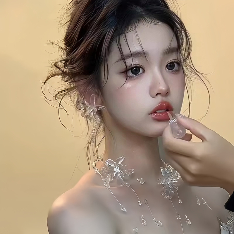 Vjenčani cvjetni set nakita – ručna izrada, miješani materijali, ogrlica i naušnice, uzorak biljaka i cvijeća, obični lanac, svježi i slatki stil