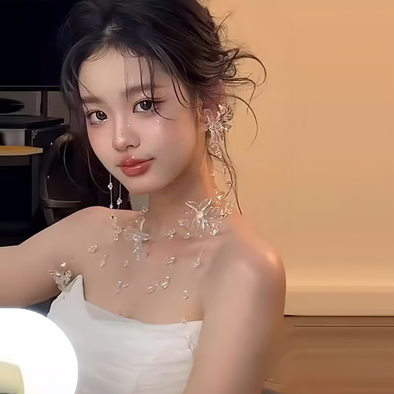 Vjenčani cvjetni set nakita – ručna izrada, miješani materijali, ogrlica i naušnice, uzorak biljaka i cvijeća, obični lanac, svježi i slatki stil