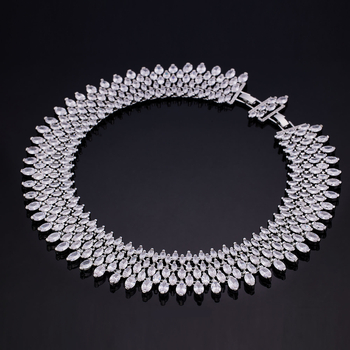 Ženski set nakita s dijamantnim detaljima, originalni dizajn, bakar s elektroplatom, mješavina dragih kamenja, motivi biljaka i cvijeća — uključuje naušnice, ogrlicu i narukvicu