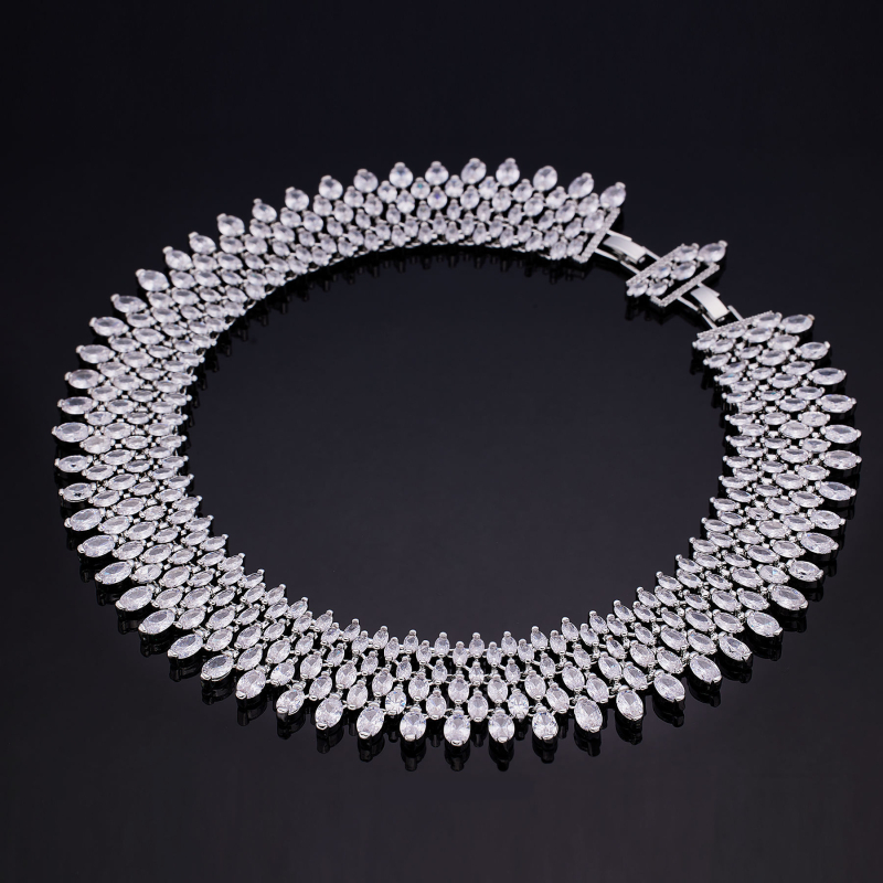 Ženski set nakita s dijamantnim detaljima, originalni dizajn, bakar s elektroplatom, mješavina dragih kamenja, motivi biljaka i cvijeća — uključuje naušnice, ogrlicu i narukvicu