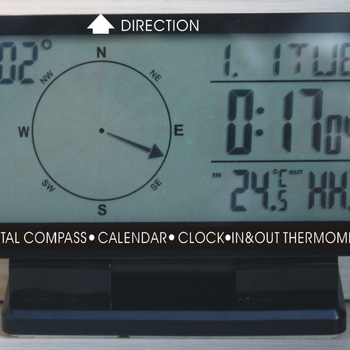 Autóhoz tervezett elektronikus iránytű LCD kijelzővel, idő és dátum funkciókkal, azimut szög kijelzés, ABS ház, BECAR márka, autóhasználatra