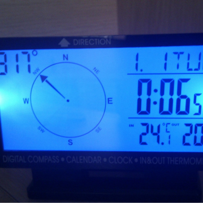 Autóhoz tervezett elektronikus iránytű LCD kijelzővel, idő és dátum funkciókkal, azimut szög kijelzés, ABS ház, BECAR márka, autóhasználatra