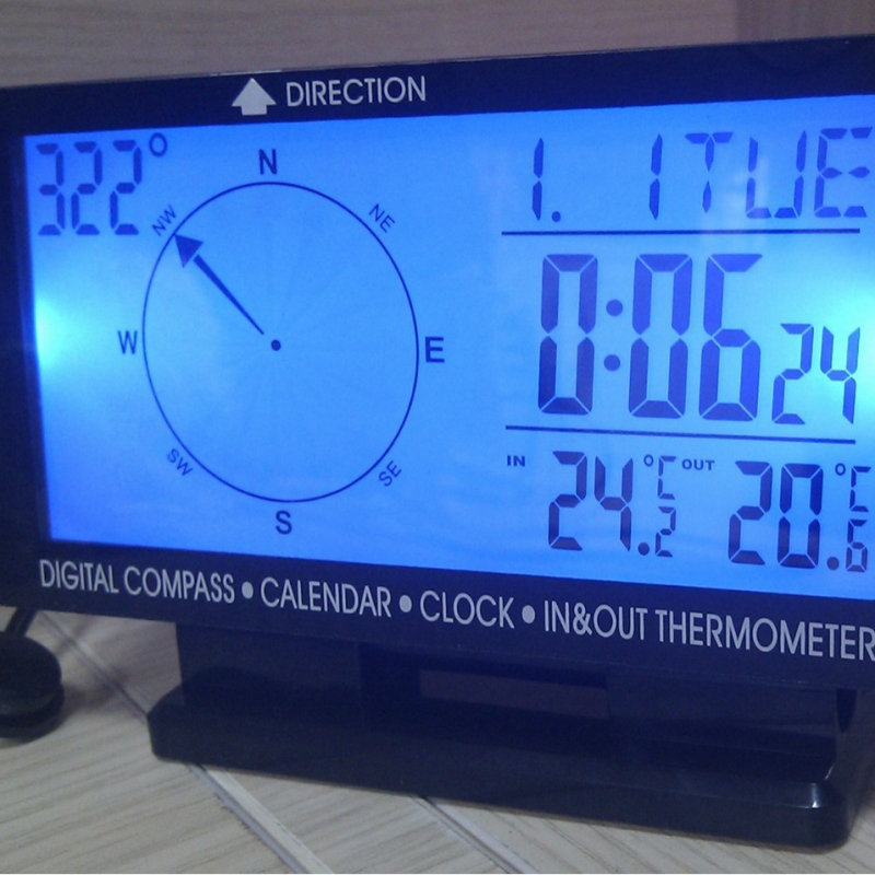 Autóhoz tervezett elektronikus iránytű LCD kijelzővel, idő és dátum funkciókkal, azimut szög kijelzés, ABS ház, BECAR márka, autóhasználatra