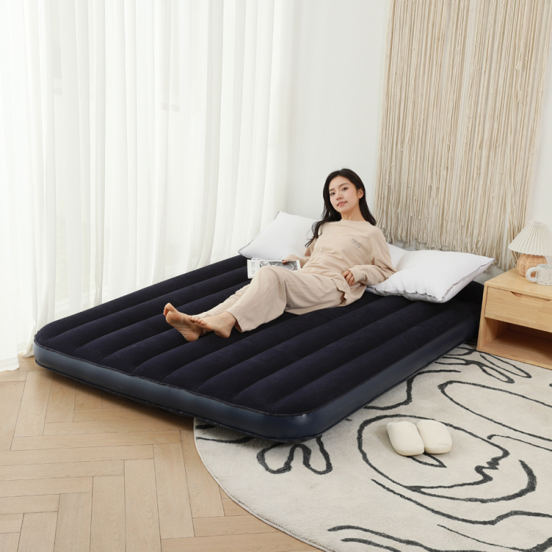 Kültéri felfújható ágy bolyhos felülettel, súly 1,4 kg, teherbírás 140 kg, Baiwei