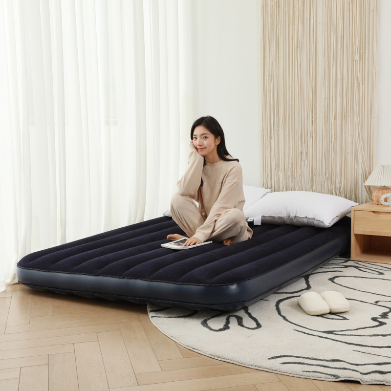 Kültéri felfújható ágy bolyhos felülettel, súly 1,4 kg, teherbírás 140 kg, Baiwei