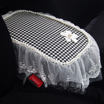 Pad de sprijin pentru cotieră auto cu țesătură dantelată și model houndstooth coreean (Material: 100% poliester; Brand: Vika; Modele compatibile: cutie cu capac Flip-top; Origine: Zhejiang; Marcă privată autorizată: Da)