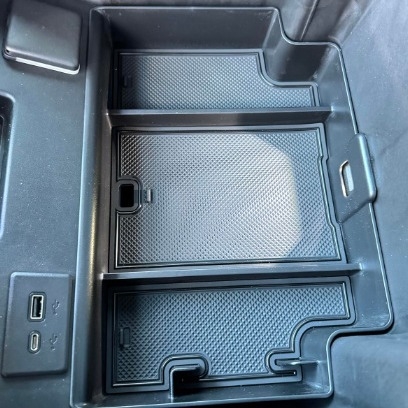 Könyöklő tárolóedény GMC Sierra 22–24 és Chevy Silverado számára – ABS, belső használatra, vízálló, testreszabható, fogantyúval