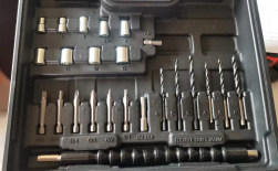 Hordozható otthoni használatra szánt multifunkcionális szerszámkészlet elektromos fúróval; testre szabható opciók; import nélkül