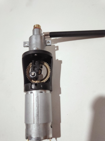 Automobiļu riepu uzpūšanas sūknis – alumīnija korpuss, 100W, viencilindra, gaisa plūsma 30 L/min, digitālais displejs