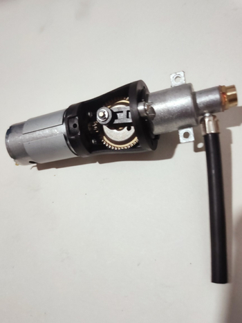 Automobiļu riepu uzpūšanas sūknis – alumīnija korpuss, 100W, viencilindra, gaisa plūsma 30 L/min, digitālais displejs