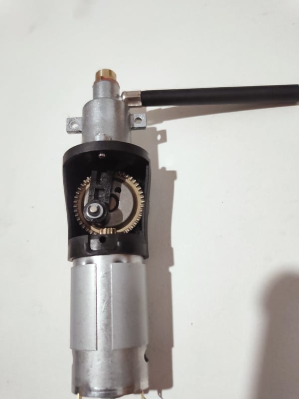 Automobiļu riepu uzpūšanas sūknis – alumīnija korpuss, 100W, viencilindra, gaisa plūsma 30 L/min, digitālais displejs